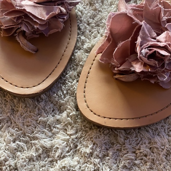 BOGO Guess Pink Flower Flip Flops - Picture 4 of 5